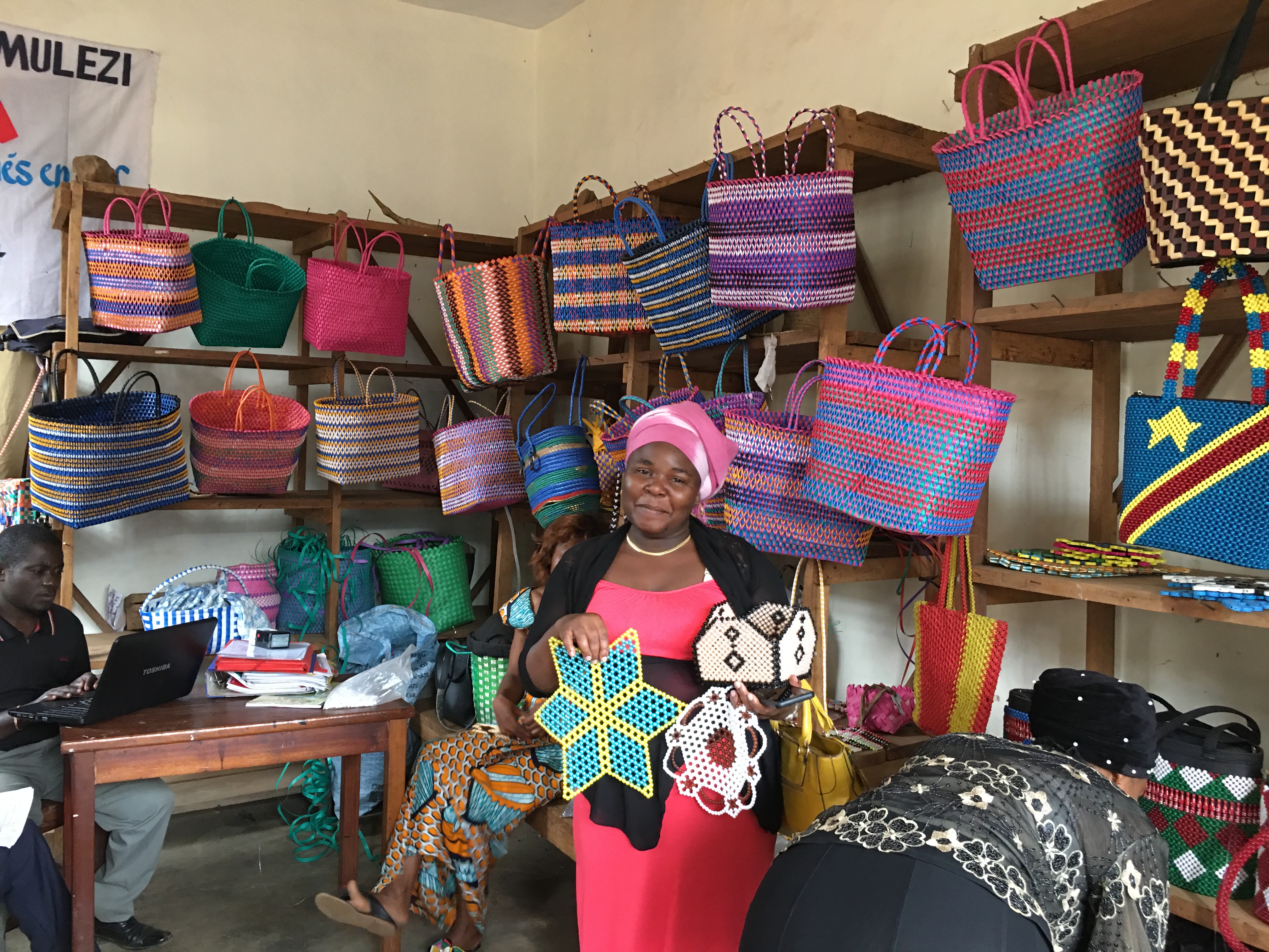 Dans le cadre de protection sociocommunautaire et la lutte contre le vagabondage qui peut conduire &agrave; des effets ind&eacute;sirables &agrave; la population, IHD a initi&eacute; un projet d&rsquo;identification et enr&ocirc;lement des jeunes victimes de la guerre se trouvant dans la ville de Goma, dans des activit&eacute;s socio&eacute;conomiques.
Se servant des fiches d&rsquo;identification, les jeunes pouvaient y mettre des renseignements ayant trait &agrave; son identit&eacute; compl&egrave;te, son adresse, ce qu&rsquo;il fait dans sa vie, ce qu&rsquo;il d&eacute;sire faire etc. et &agrave; la fin l&rsquo;avis du responsable.
Le projet ciblait 50 jeunes mais au total 22 jeunes dont 19 gar&ccedil;ons et 3 filles venant du territoire de Rutshuru et Nyiragongo dans les villages Jomba, Nyamirima, Mutaho, kibati et Munigi ont &eacute;t&eacute; identifi&eacute;s ; 7 ont choisi l&rsquo;art et m&eacute;tier, 5 en menuiserie, 6 en garnissage des meubles et 4 en automobile.
             R&eacute;sultats obtenus
22 jeunes gar&ccedil;ons et filles venus de 3 villages diff&eacute;rents ont &eacute;t&eacute; form&eacute;s dans diff&eacute;rentes techniques professionnelles.
A la fin de la formation, tous ont compris la n&eacute;cessit&eacute; de cette formation et ont demand&eacute; un appui mat&eacute;riel afin de commencer directement la fourniture des biens et services ; ce qui a constitu&eacute; la derni&egrave;re &eacute;tape pour ce projet. Ainsi IHD a ouvert deux ateliers dont celui en menuiserie combin&eacute; au garnissage et celui en art et m&eacute;tier.
